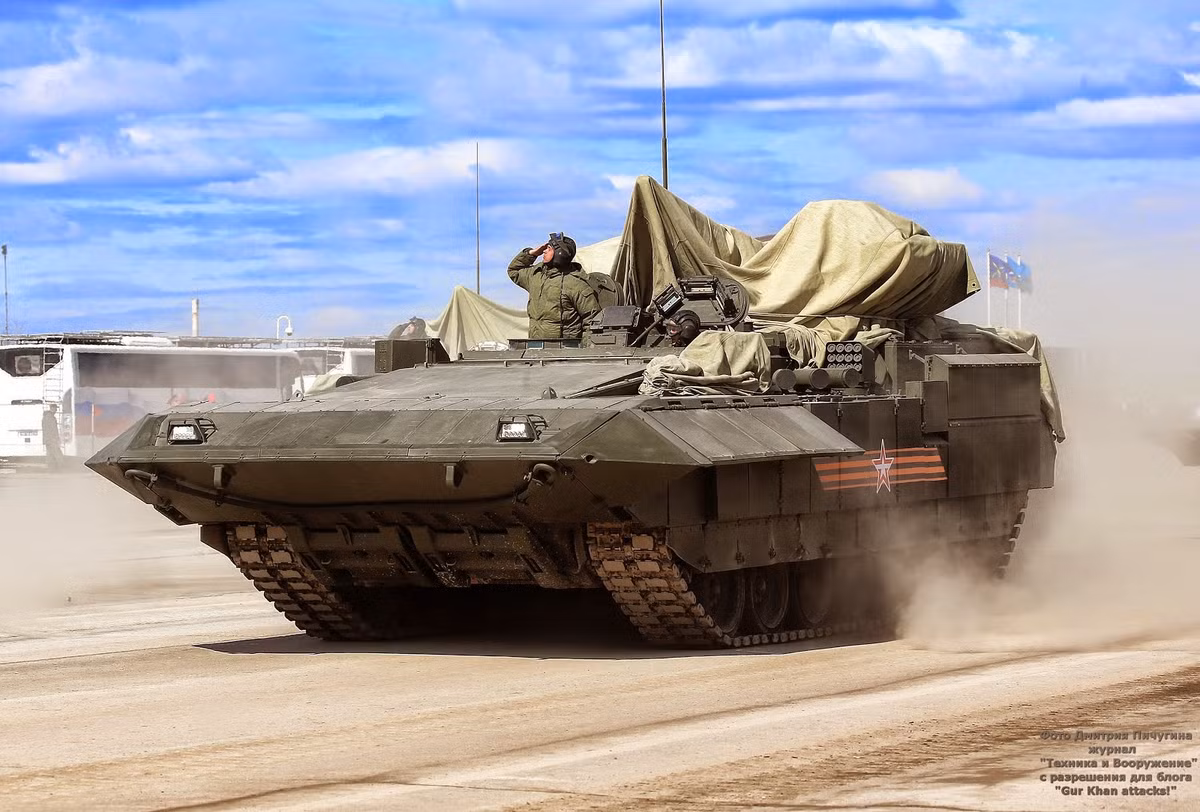 "Giờ đây, nó không chỉ phải vận chuyển nhân viên và hỗ trợ họ bằng hỏa lực trong trận chiến mà còn phải chống lại thiết giáp của đối phương và các mục tiêu trên không bay thấp. So với những người tiền nhiệm, phương tiện này phải đối phó hiệu quả với nhiệm vụ này không chỉ từ khi dừng lại mà còn Khi đang di chuyển và nổi. Điều khiển từ xa bằng vũ khí là một nhiệm vụ ưu tiên ", vị tướng này giải thích.