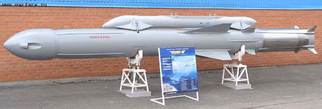 Onyx có trọng lượng lên tới hơn 3.000kg, chiều dài có nó là 8,9m và đường kính của tên lửa hành trình này là 0,7m.