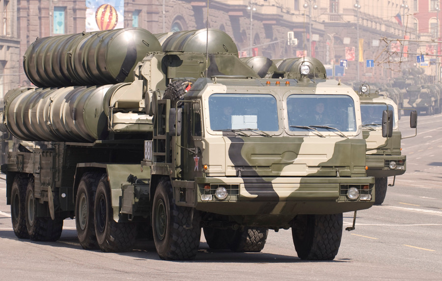 Về các tên lửa phòng không S-400 Triumf (hiệu NATO: SA-21 Growler), đây là một hệ thống phòng không tên lửa đất đối không di động của Nga.