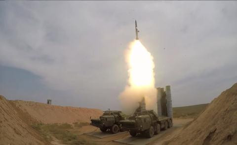S-400 có thể phóng nhiều loại đầu đạn tên lửa đối không khác nhau, cho phép hệ thống này khi sử dụng đầu đạn phù hợp có thể nhanh chóng thực hiện đánh chặn thành công với khoảng cách an toàn.