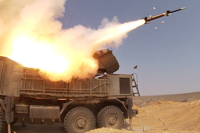 Còn có sự xuất hiện của 12 tên lửa phòng không tầm thấp 57E6 trên Pantsir-S1 đối với phiên bản xuất khẩu, đối với nội địa thì Nga sẽ trang bị các 95Ya6.