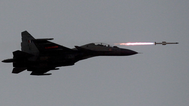 Đầu tiên là chủ động đánh đòn phủ đầu, ngay từ những phút đầu tiên khi tham gia tác chiến, phải ngay lập tức chiếm ưu thế trong quyền chủ động tác chiến, đưa đối phương vào thế bất lợi.