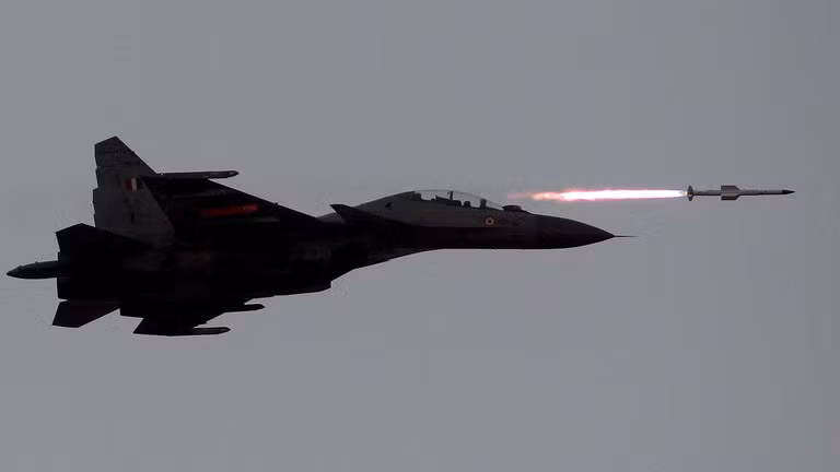 Đầu tiên là chủ động đánh đòn phủ đầu, ngay từ những phút đầu tiên khi tham gia tác chiến, phải ngay lập tức chiếm ưu thế trong quyền chủ động tác chiến, đưa đối phương vào thế bất lợi.