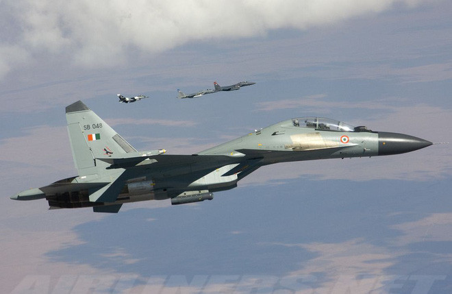 Các máy bay này thực hiện gây nhiễu cường độ cao, thời gian dài trên vùng trời cách mục tiêu 80-100km, vô hiệu hoá các hệ thống trinh sát, hệ thống cảnh báo sớm, hệ thống tên lửa phòng không, hệ thống chỉ huy kiểm soát của đối phương, rồi tiến công mạnh mẽ các mục tiêu đã định.