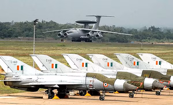 Phương châm tác chiến liên hợp của Không quân Ấn Độ được vận dụng trong các cuộc diễn tập là "Hiệp đồng theo khu vực, chi viện cho nơi gần nhất", tức đơn vị không quân ở gần các đơn vị mặt đất nhất sẽ làm nhiệm vụ yểm trợ cho các đơn vị này. Như vậy, không quân sẽ có nhiều thời gian hơn ở trên không, tiện cho việc chỉ huy và hiệp đồng chiến đấu.