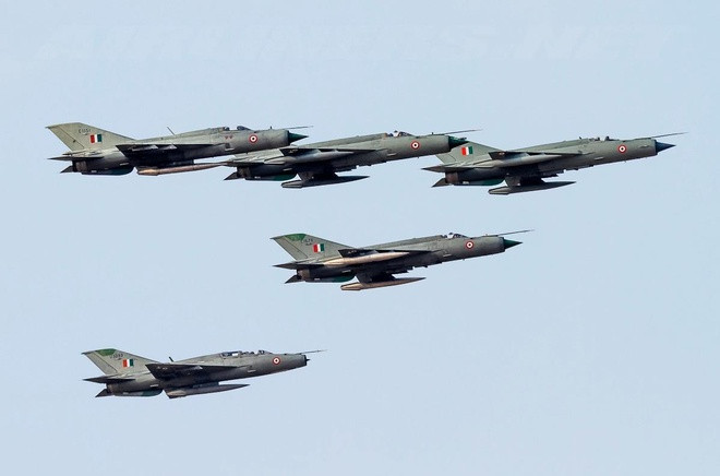 Từ nhận thức này, các cuộc diễn tập của Không quân Ấn Độ đặc biệt coi trọng việc huấn luyện, kiểm nghiệm khả năng tác chiến cơ động và công kích tầm xa. Trong một cuộc diễn tập, Không quân Ấn Độ đã điều động các loại máy bay chiến đấu tiên tiến nhất tham gia nhằm thử nghiệm việc tạo ưu thế áp đảo về số lượng và chất lượng lực lượng trên không.