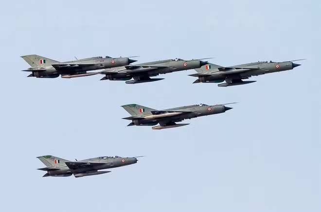 Từ nhận thức này, các cuộc diễn tập của Không quân Ấn Độ đặc biệt coi trọng việc huấn luyện, kiểm nghiệm khả năng tác chiến cơ động và công kích tầm xa. Trong một cuộc diễn tập, Không quân Ấn Độ đã điều động các loại máy bay chiến đấu tiên tiến nhất tham gia nhằm thử nghiệm việc tạo ưu thế áp đảo về số lượng và chất lượng lực lượng trên không.