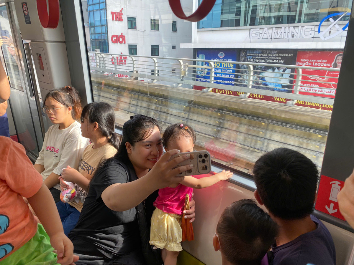 Mọi người đều rất hào hứng, vui mừng khi tuyến tàu điện đi vào hoạt động.