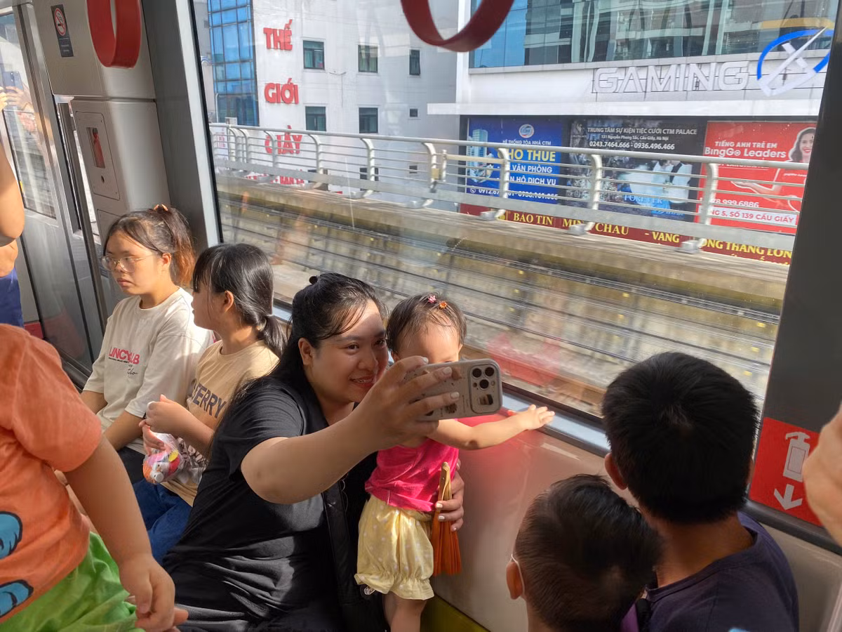 Mọi người đều rất hào hứng, vui mừng khi tuyến tàu điện đi vào hoạt động.