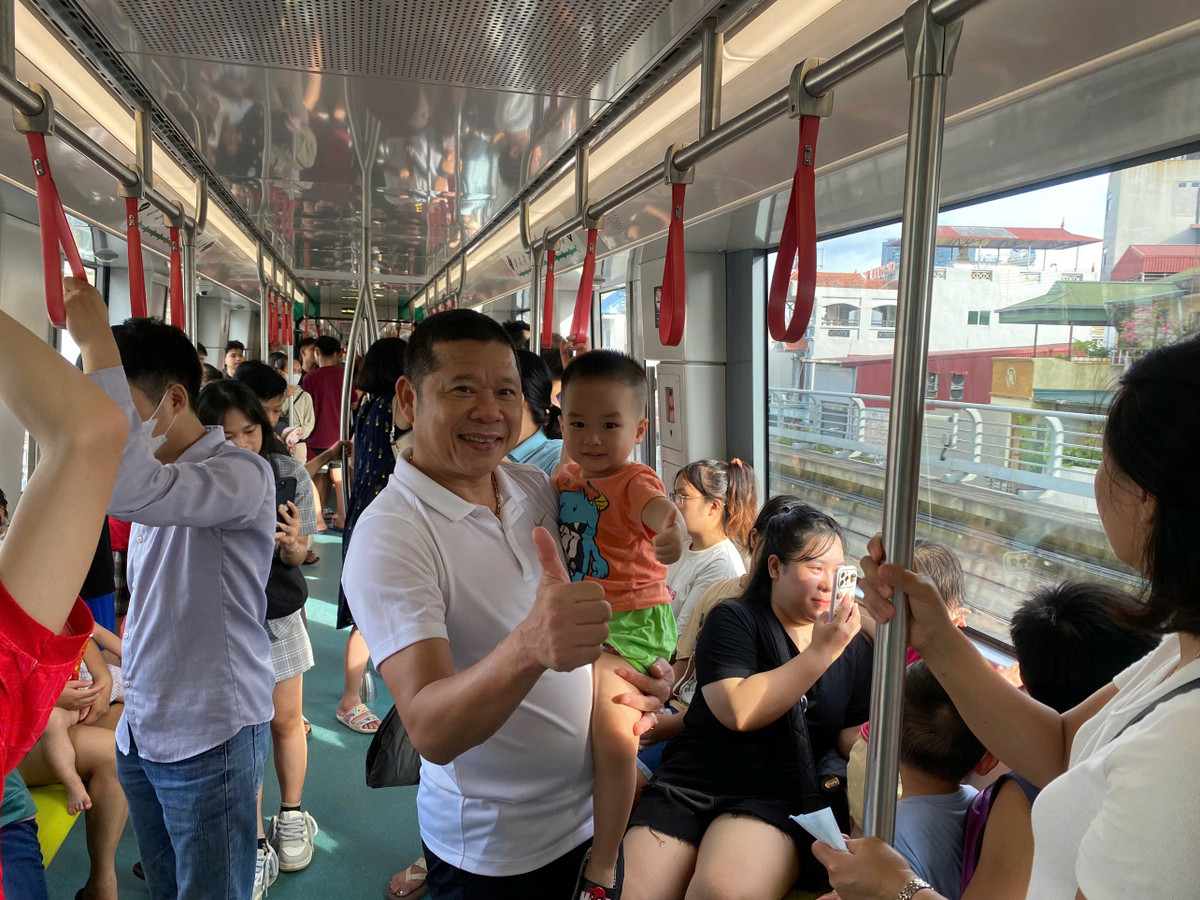 Ông Mai Đức Chính, Cầu Giấy, Hà Nội đánh giá: "Tuyến tàu điện rất hiện đại, khang trang và sẽ giải quyết được phần nào nhu cầu giao thông, đặc biệt là với đối tượng sinh viên. Bởi dọc theo tuyến đường sắt là rất nhiều trường Đại học. Song để tàu điện thực sự hiệu quả thì cần giải pháp đồng bộ, kết nối giao thông toàn tuyến, toàn thành phố và đặc biệt là hệ thống giao thông phụ trợ, kết nối."