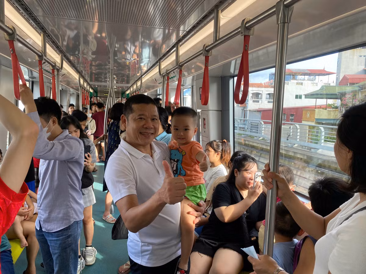 Ông Mai Đức Chính, Cầu Giấy, Hà Nội đánh giá: "Tuyến tàu điện rất hiện đại, khang trang và sẽ giải quyết được phần nào nhu cầu giao thông, đặc biệt là với đối tượng sinh viên. Bởi dọc theo tuyến đường sắt là rất nhiều trường Đại học. Song để tàu điện thực sự hiệu quả thì cần giải pháp đồng bộ, kết nối giao thông toàn tuyến, toàn thành phố và đặc biệt là hệ thống giao thông phụ trợ, kết nối."