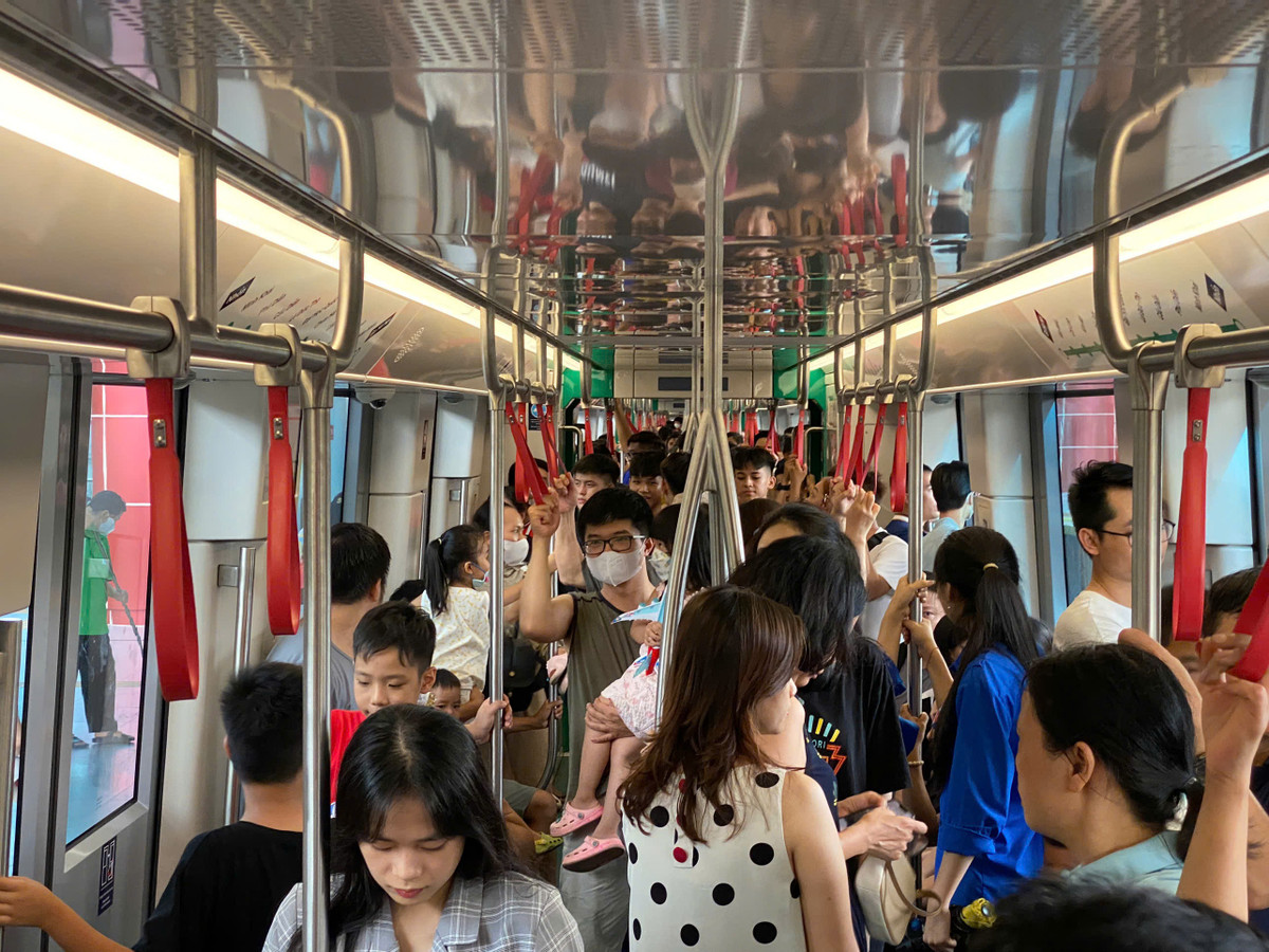 Lãnh đạo Công ty Trách nhiệm hữu hạn Một thành viên Đường sắt Hà Nội (HMC) cho biết, phương án tăng cường kết nối, trung chuyển hành khách bằng xe buýt cũng đã được Trung tâm Quản lý và Điều hành giao thông Hà Nội hoàn thiện. Theo đó, dọc trục tuyến metro có 36 tuyến buýt đang hoạt động.