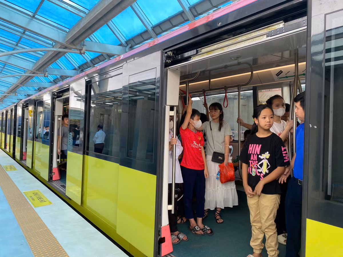 Hai điểm trung chuyển (Cầu Giấy và Nhổn) có 32 điểm dừng xe buýt (16 điểm có nhà chờ). Hiện 8 ga kết nối với điểm dừng xe buýt gần nhất với khoảng cách từ 0-50m.