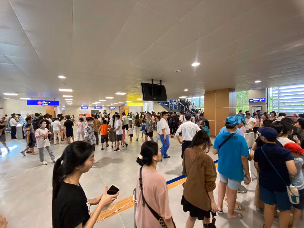 Thời gian mua vé tháng là từ ngày 1 đến 20 hàng tháng dành cho vé sử dụng trong tháng đó. Từ ngày 21 trở đi, ga tàu sẽ bán vé của tháng tiếp theo. Cuối tuần là thời điểm người dân đi trải nghiệm tàu điện rất đông.