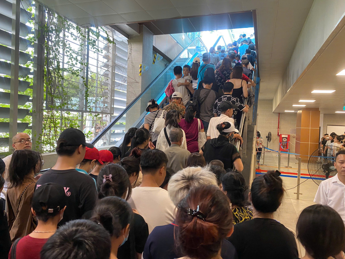 Tại ga Cầu Giấy (đối diện trường Đại học Giao thông vận tải), do là điểm đầu của tuyến nên lượng khách lúc nào cũng rất đông.