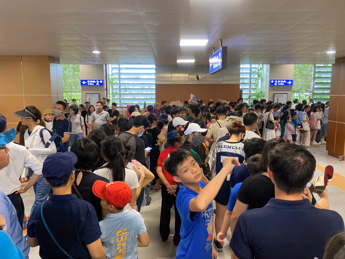 Tuyến tàu điện Nhổn - Cầu Giấy (metro số 3) vừa kết thúc 15 ngày phục vụ miễn phí. Sau 15 ngày mở cửa, tuyến tàu mới đã phục vụ khoảng 750.000 lượt hành khách. Trong đó, ngày cao điểm nhất là hơn 100.000 lượt và ngày thấp nhất là gần 35.000 lượt.