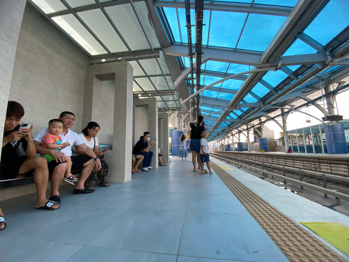 HMC dự kiến vận hành 4-6 đoàn tàu, giãn cách chạy tàu giờ cao điểm 6 phút/chuyến (bình quân vào giờ cao điểm có 10 chuyến/giờ/hướng vào ga đón trả khách). Như vậy, năng lực vận chuyển của tuyến tối đa đạt mức 9.440 hành khách/giờ/hướng.