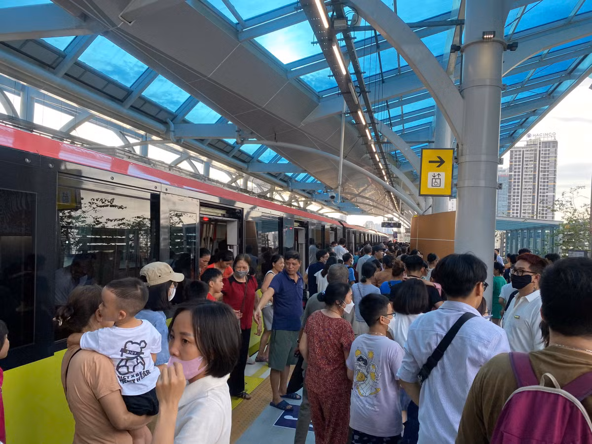 Ngay trong tháng 8,người dân cũng có thể mua vé tháng với giá 200.000 đồng/tháng, ưu tiên dành cho học sinh, sinh viên với mức 100.000 đồng/tháng. Nếu mua tập thể và không thuộc đối tượng ưu tiên, giá vé tháng là 140.000 đồng