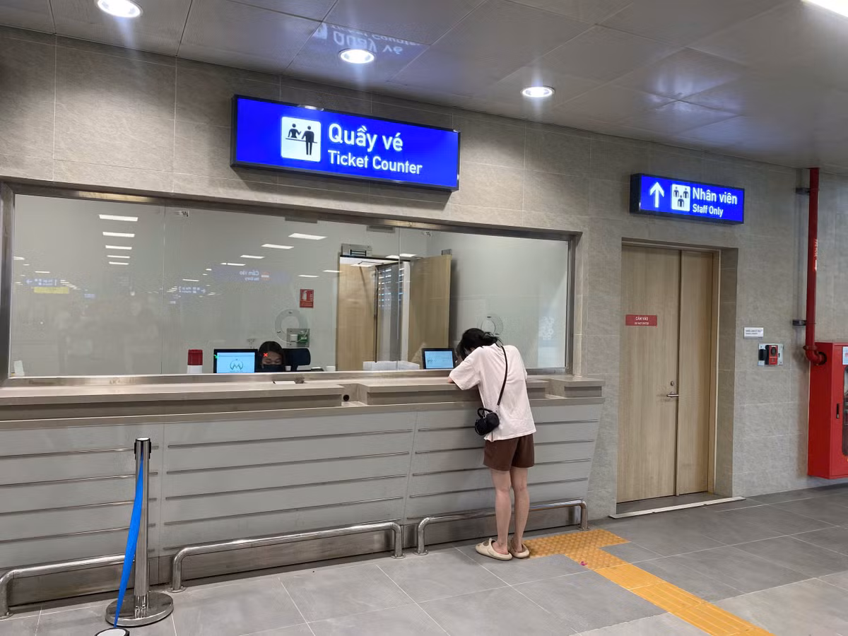 Từ sáng 23/8, hành khách có thể bắt đầu mua vé đi tàu tại các máy bán vé tự động hoặc mua tại quầy có nhân viên phục vụ (riêng vé ngày chỉ bán tại quầy).