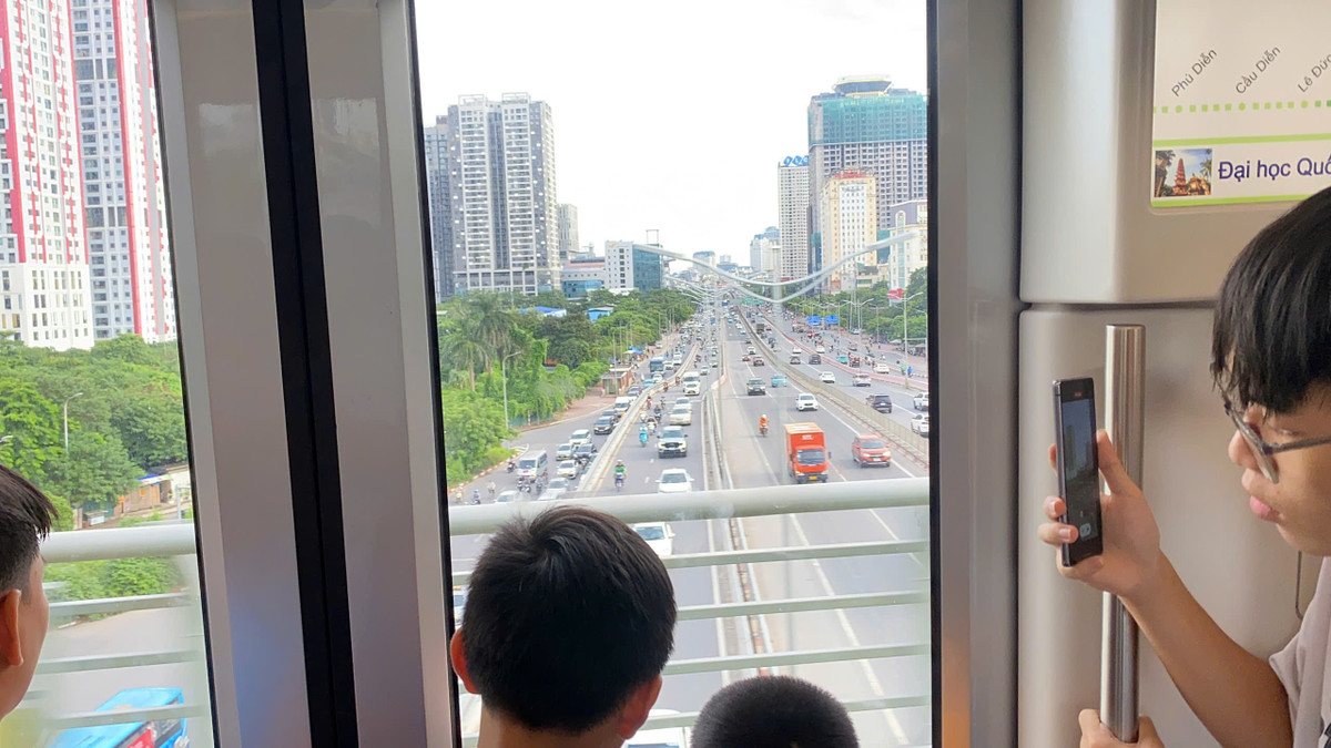 Các vị khách nhí thích thú ngắm nhìn thủ đô từ tàu điện trên cao.