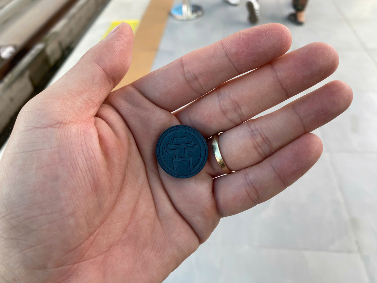 Thẻ gắn chíp được in hình Khuê Văn Các mang đậm nét đặc trưng Hà Nội. Tuy nhiên, nhiều khách hàng phản ánh do thẻ quá bé nên dễ bị rơi, mất.