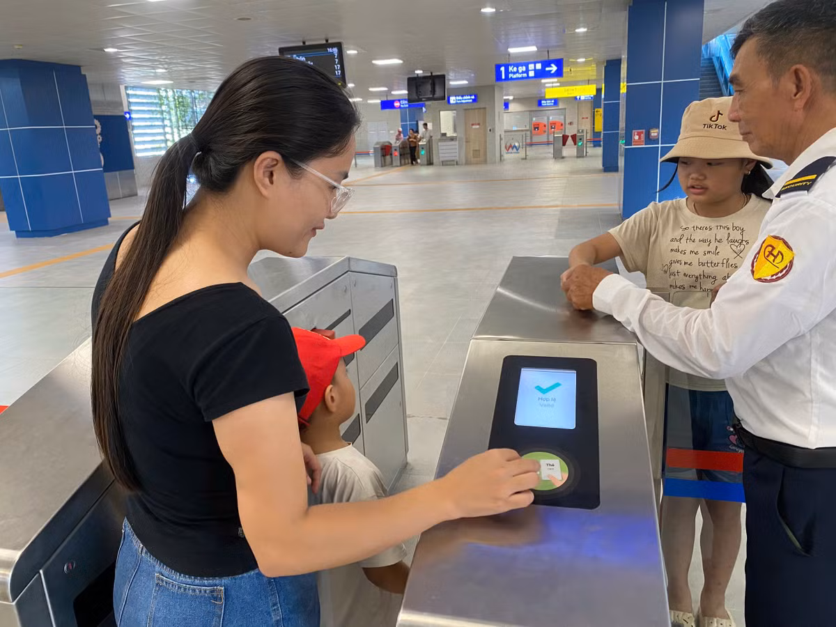 Mức vé lượt của tàu điện Nhổn - Cầu Giấy chặng tối thiểu là 8.000 đồng, đi cả tuyến là 12.000 đồng và vé ngày (không giới hạn lượt đi) là 24.000 đồng. Hành khách cũng có thể bắt đầu mua vé tháng tại tất cả nhà ga của metro số 3, thời gian đăng ký và chờ nhận vé là 3 ngày làm việc.