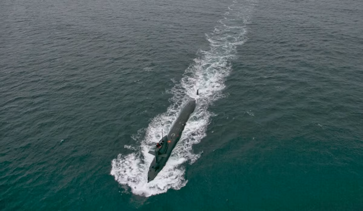 Tàu sử dụng động cơ diesel MPU 12V 396 SE84 cho phép đạt tốc độ tối đa 20 hải lý/h (37km/h) khi lặn và 12 hải lý/h (22km/h) khi đi nổi.