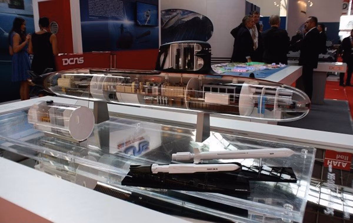 Theo nhà sản xuất, tàu ngầm INS Kalvari (tàu đầu tiên được chế tạo ở Ấn Độ) được thiết kế theo dạng mô đun sử dụng nhiều chất liệu dặc biệt giúp tăng khả năng tàng hình. Thân tàu được làm bằng thép đặc biệt có độ bền cao, ít nhiễm từ.