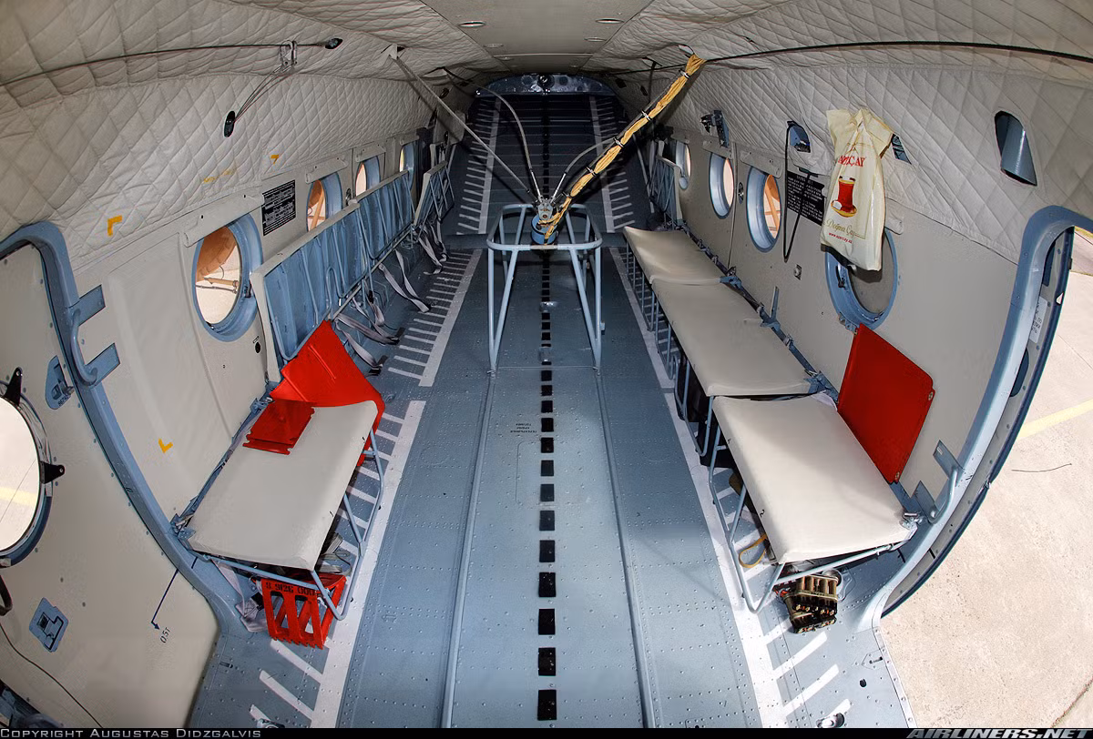 Cabin hành khách của trực thăng Mi-17V-5 cho phép chở tới 30 binh sĩ hoặc 12 cáng cứu thương hoặc 4 tấn hàng hóa bên trong hoặc 5 tấn treo ngoài.