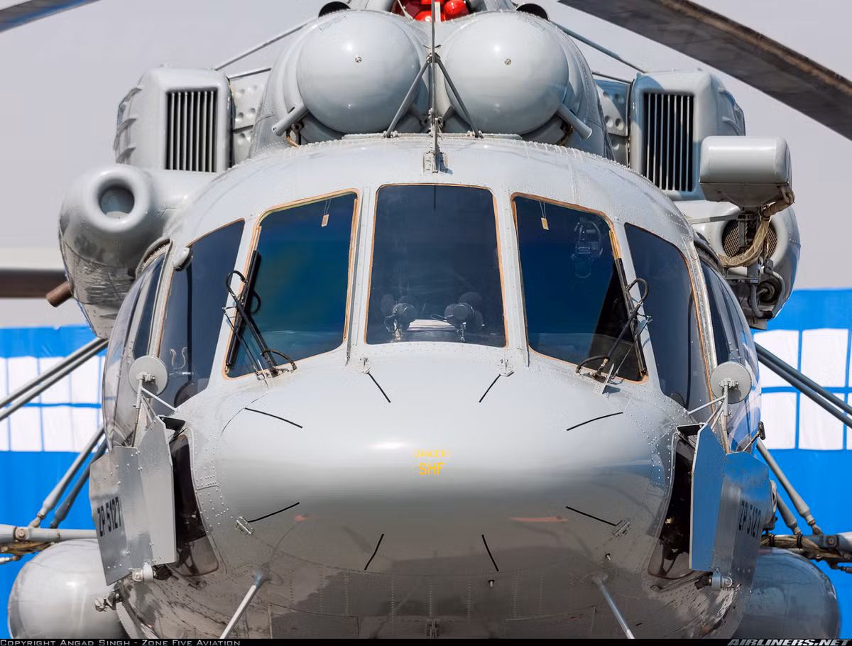 Một trong những cải tiến đáng kể nhất trên Mi-17-V5 là việc sử dụng thiết kế mũi “cá heo” – mũi cứng thay vì mũi bọc kính trước đây.