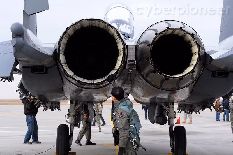 Tiêm kích F-15SG được trang bị hai động cơ tuốc bin phản lực cánh quạt đẩy F100-PW-229 cung cấp lực đẩy 129kN/chiếc.