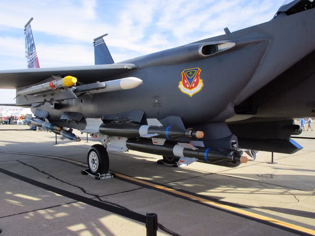 Trong ảnh, F-15SG triển khai tên lửa không đối không AIM-9 (giá treo ngoài cùng trên cánh), AIM-120 (giá treo trong, trên cánh) và các quả bom GBU-38 dưới thân.