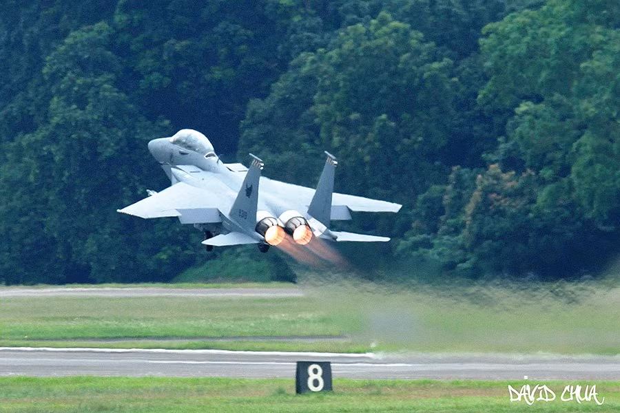 Với hai động cơ này, F-15SG dù có trọng lượng rất lớn lên tới 36,7 tấn vẫn có khả năng cơ động tốt, ngang ngửa với các dòng Sukhoi Su-27/30/35 của Nga.