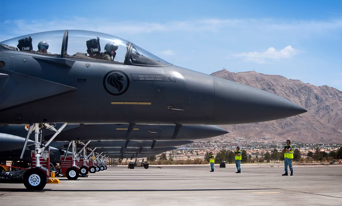 Hiện Không quân Cộng hòa Singapore (RSAF) có trong biên chế tổng cộng 40 chiếc tiêm kích đa năng hạng nặng F-15SG với hợp đồng đầu tiên được ký năm 2007 trị giá 1 tỷ USD – được coi là vụ mua bán máy bay chiến đấu đắt tiền nhất trong lịch sử RSAF. Chiếc F-15SG đầu tiên được bàn giao vào cuối năm 2008.