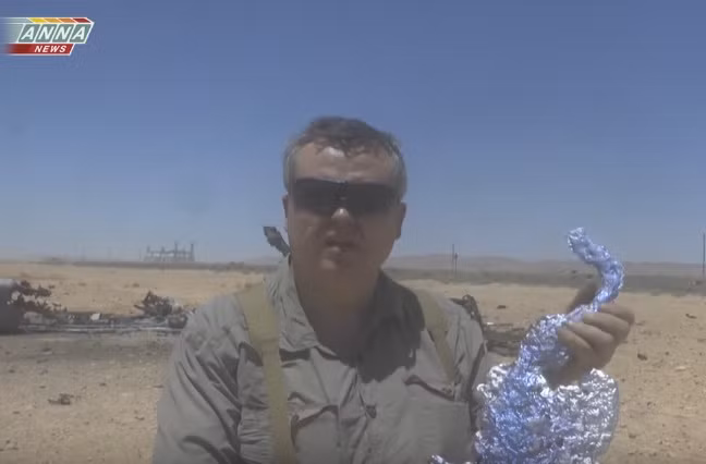 Chỉ còn lại một ít mảnh vỡ không rõ hình hài trên mặt đất.