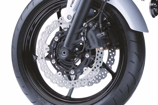 Xe được trang bị hệ thống treo trước dạng ống lồng với đường kính 41 mm, treo sau monoshock. Hệ thống phanh đĩa kép trước với đường kính 300 mm cùng cặp heo dầu 2 piston, phanh đĩa đơn sau với đường kính 220 mm và cả 2 đều được tích hợp hệ thống chống bó cứng phanh ABS từ Bosch 9.1M.