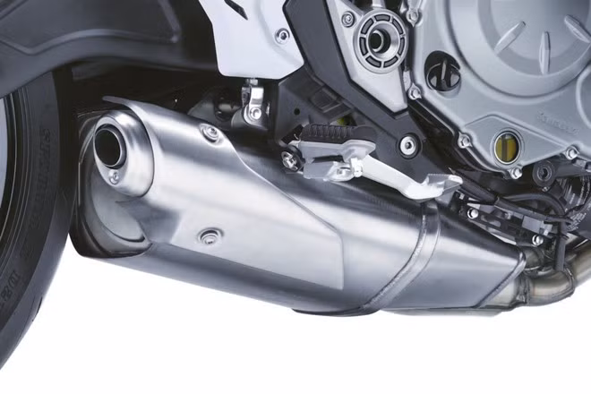 Hệ thống ống xả được đặt dưới khối động cơ trông gọn gàng, thể thao hơn và đáp ứng được tiêu chuẩn khí thải Euro 4. Mức giá cho mẫu xe này tại thị trường Thái Lan với giá chỉ 283.000 bath (hơn 180 triệu đồng). 