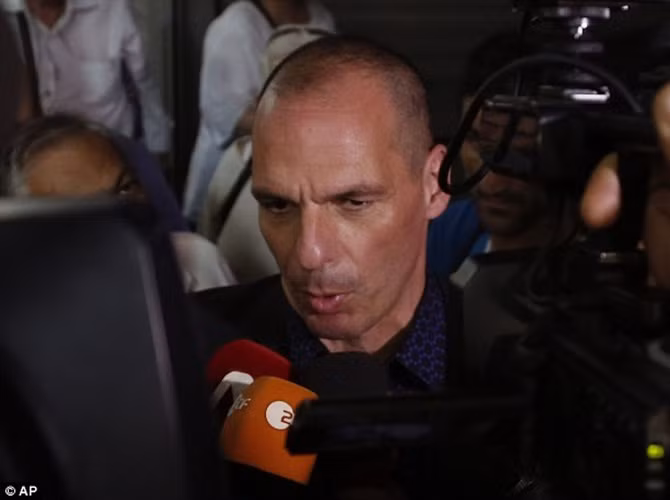 Trong khi đó, Bộ trưởng Tài chính Hy Lạp Varoufakis tuyên bố qui chế thành viên EU của nước ông là "không thể thương lượng".