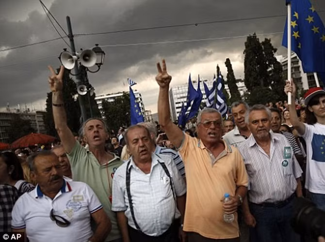Những người biểu tình "nói có" với đồng euro trên đường phố Athens.