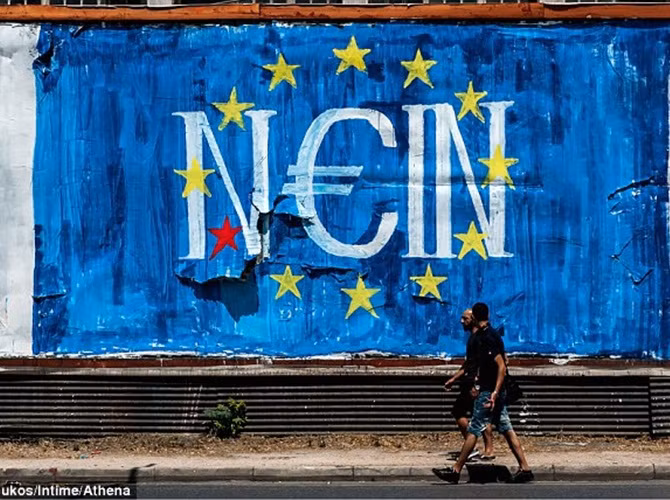 Tranh cổ động graffiti trên đường phố Athens "nói không" với đồng euro trước cuộc trưng cầu dân ý có tính chất định mệnh vào ngày Chủ Nhật tới (5/7/2015).