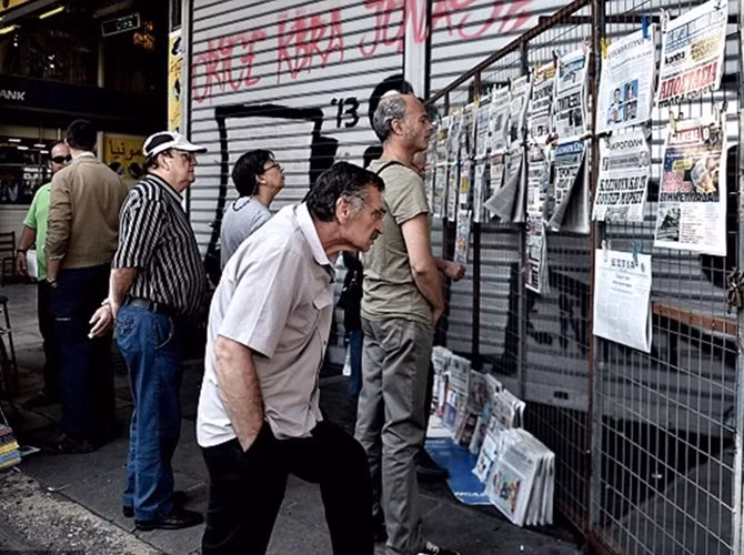 Dân chúng chăm chú đọc báo vào sáng ngày 1/7 về nguy cơ vỡ nợ của Hy Lạp. Cùng ngày, Thủ tướng Hy Lạp Alexis Tsipras đã viết thư gửi tới các chủ nợ quốc tế, trong đó tuyên bố sẵn sàng chấp nhận các điều khoản của gói cứu trợ tài chính được công bố ngày 28/6, với một số điều kiện đi kèm.