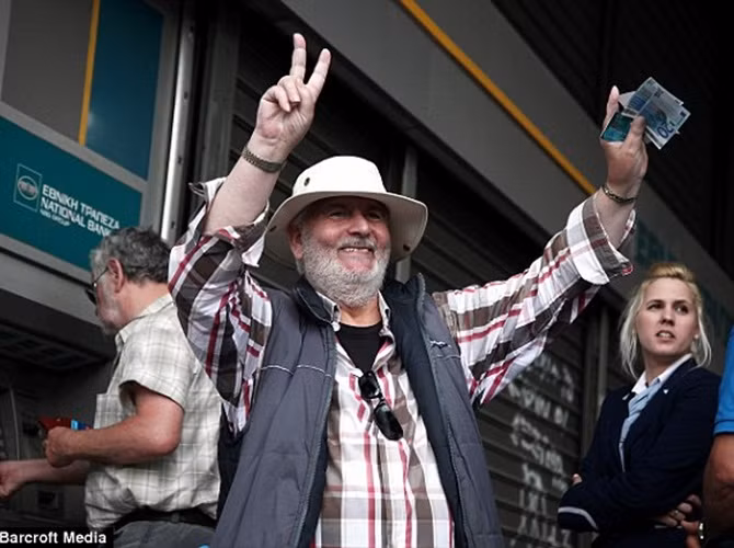 Người đàn ông hưu trí này sung sướng khi rút được 60 euro từ máy ATM.