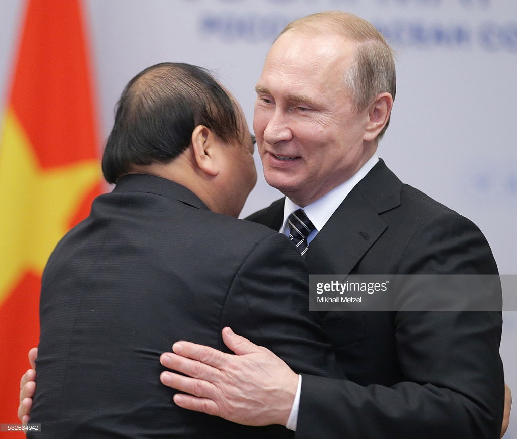 Cái ôm hữu nghị giữa hai nhà lãnh đạo của Nga và Việt Nam tại Sochi, 19/5/2016. Ảnh: Getty.