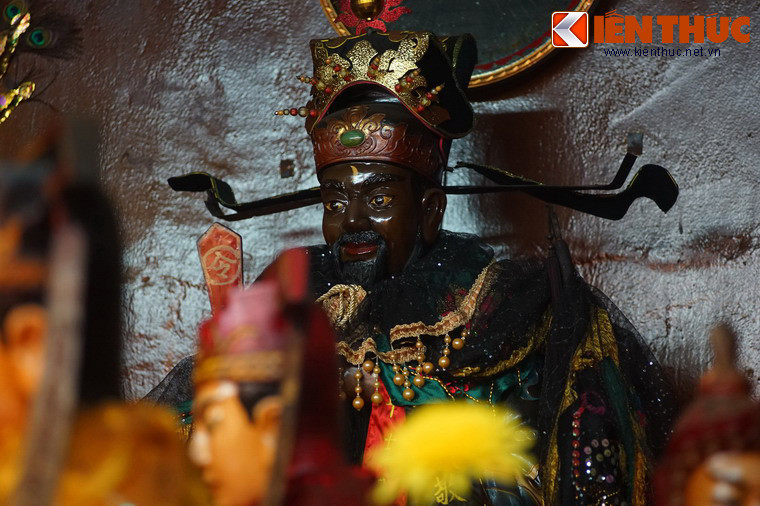 Theo quan niệm dân gian Trung Hoa, biểu tượng vầng trăng trên trán của Bao Công tựa như ánh trăng công lý soi sáng ngay cả ở những nơi tăm tối nhất.