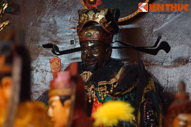 Theo quan niệm dân gian Trung Hoa, biểu tượng vầng trăng trên trán của Bao Công tựa như ánh trăng công lý soi sáng ngay cả ở những nơi tăm tối nhất.