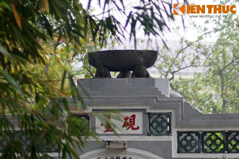 Đài Nghiên là một nghiên mực bằng đá xanh đẽo tạc theo hình nửa quả đào, cắt ngang theo chiều dọc, khoét lõm, phía dưới được đỡ bằng ba con cóc.