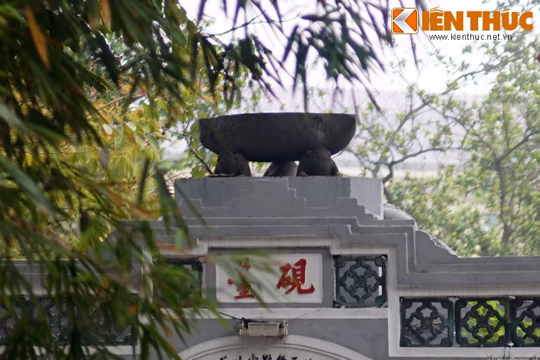 Đài Nghiên là một nghiên mực bằng đá xanh đẽo tạc theo hình nửa quả đào, cắt ngang theo chiều dọc, khoét lõm, phía dưới được đỡ bằng ba con cóc.