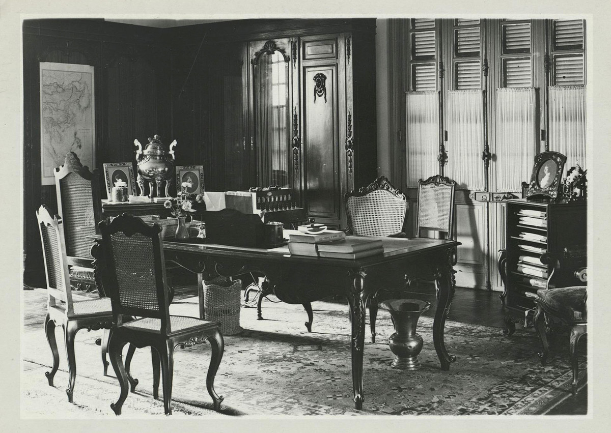 Bàn làm việc của quan Toàn quyền. Ảnh tư liệu.