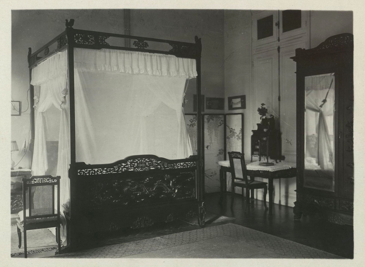 Một góc phòng ngủ với chiếc giường kiểu Á Đông được chạm khắc tinh xảo. Ảnh tư liệu.