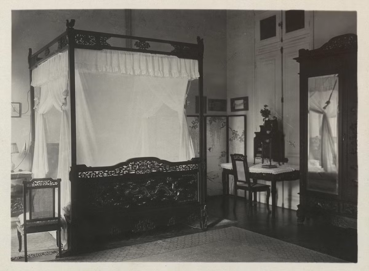 Một góc phòng ngủ với chiếc giường kiểu Á Đông được chạm khắc tinh xảo. Ảnh tư liệu.